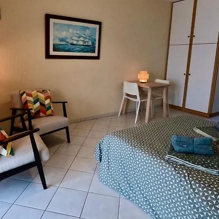 شقة Eviaxl Khrónia